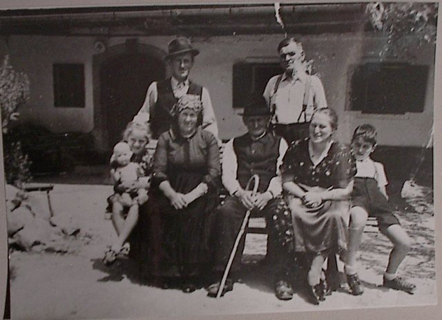 stari oe pred hiio z druino