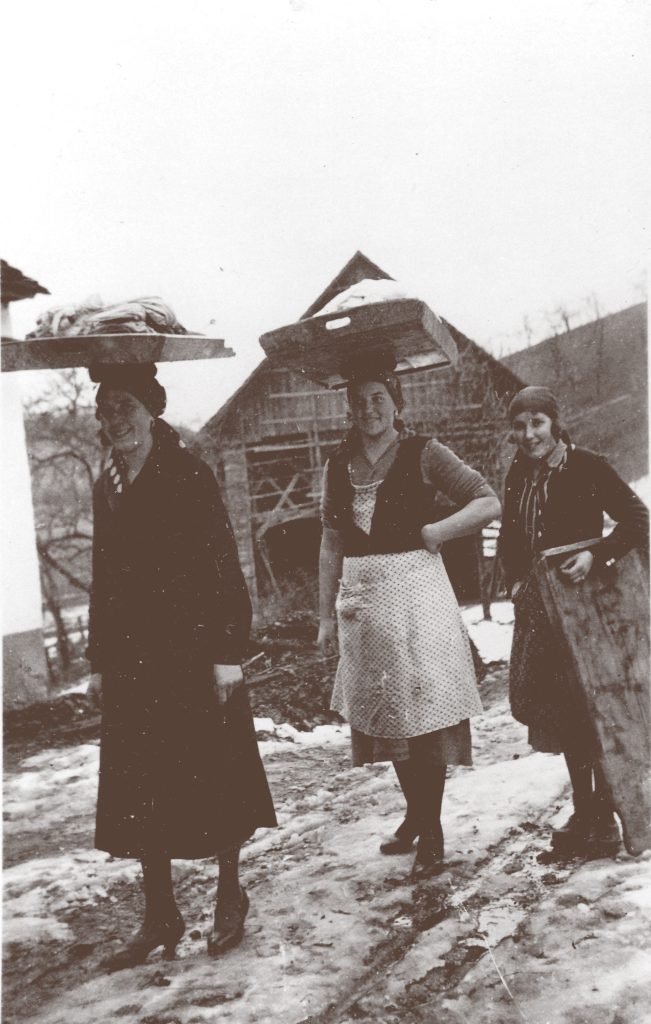 nacet jana, 6.2.1935 001lev andreč mici, hana, nacetova hana na sred. pri andrečk6